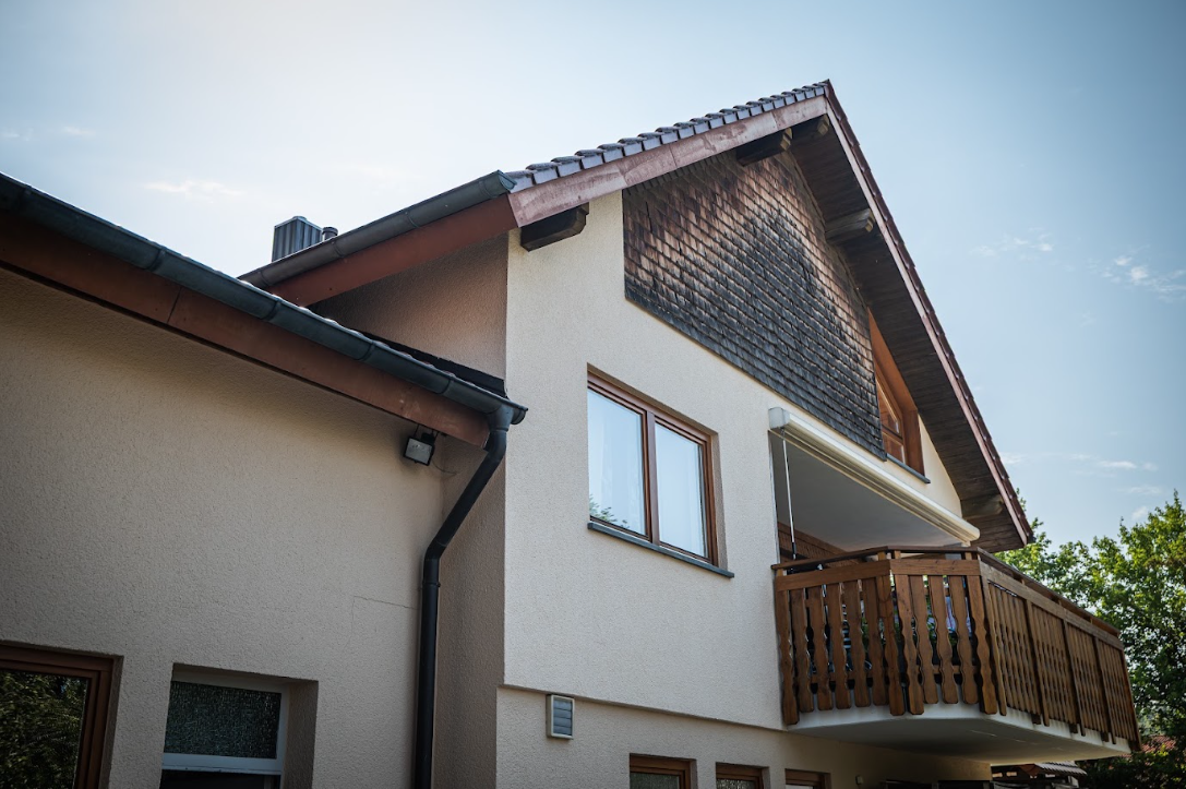 Neu eingedecktes Steildach eines Wohnhauses