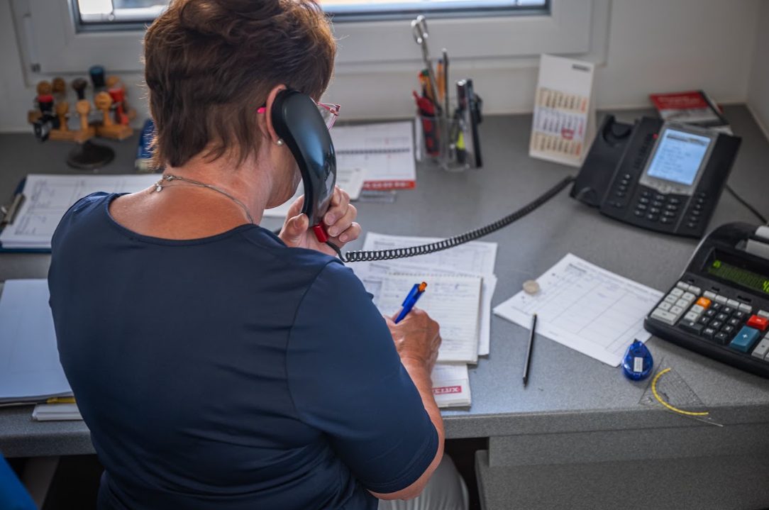 Telefonische Auftragsannahme im Büro von Karl Stahl Bedachungen