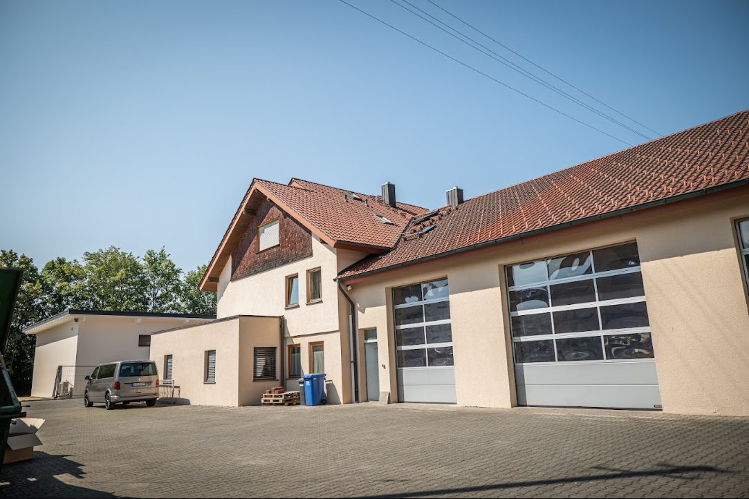 Wohnhaus mit saniertem Ziegeldach und neuen Dachflächenfenstern