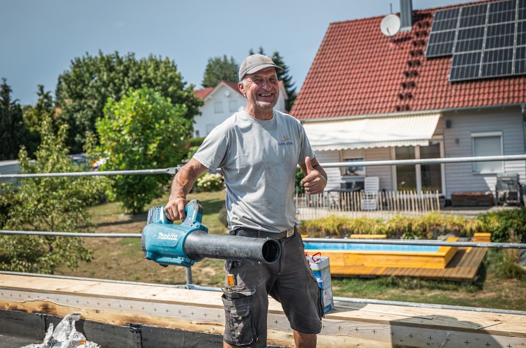 Mitarbeiter von Karl Stahl Bedachungen bei Arbeiten an einem Dach