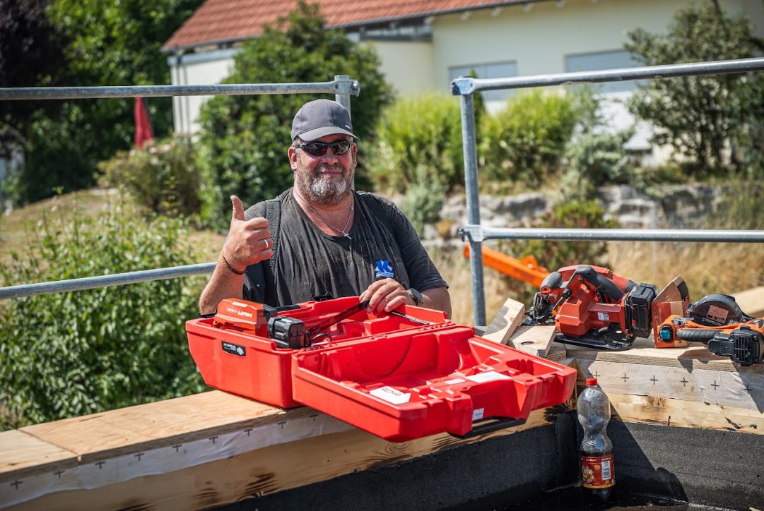 Mitarbeiter mit Werkzeugkoffer bei Wartungsarbeiten